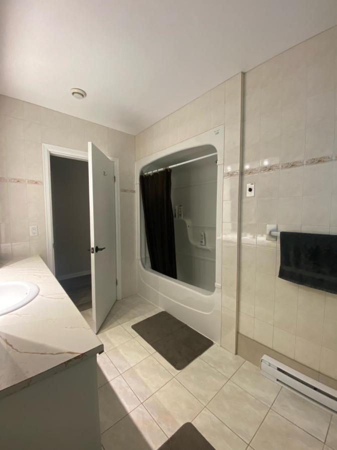 מונקטון Private Room Lakeview House- Westmount מראה חיצוני תמונה